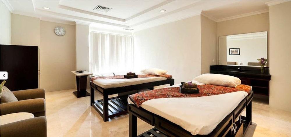Royal Kuningan Hotel Джакарта Екстериор снимка