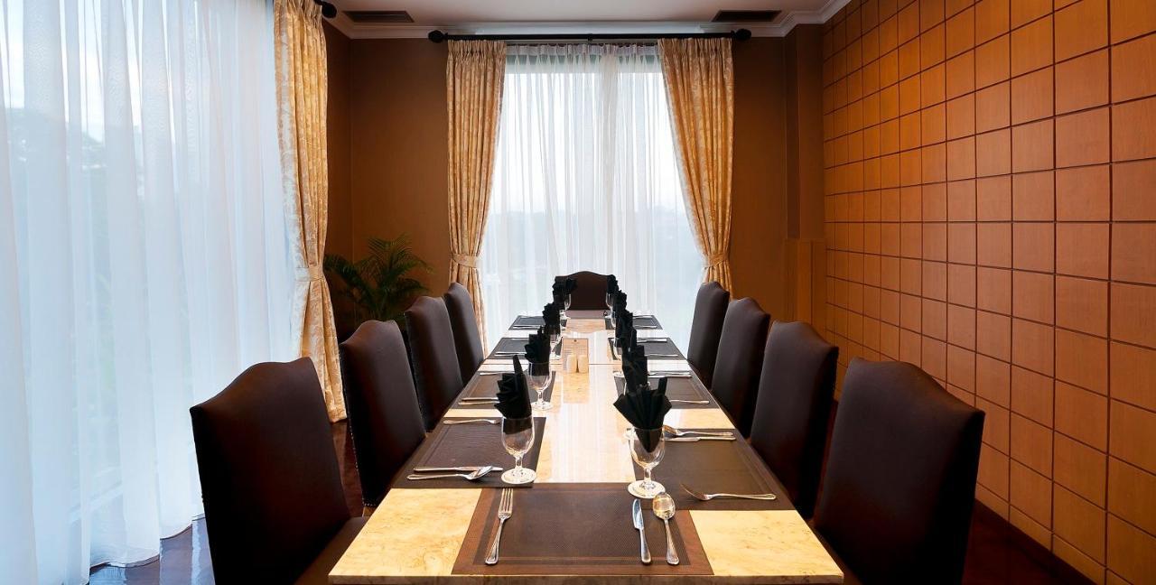 Royal Kuningan Hotel Джакарта Екстериор снимка